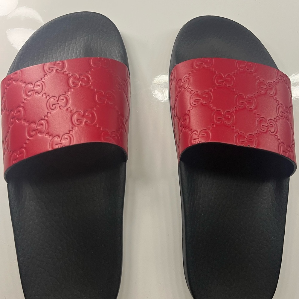 Gucci Redwomen’s slippers size 7 in great condition comes with dust bag